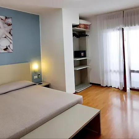 Отель Carol Градо